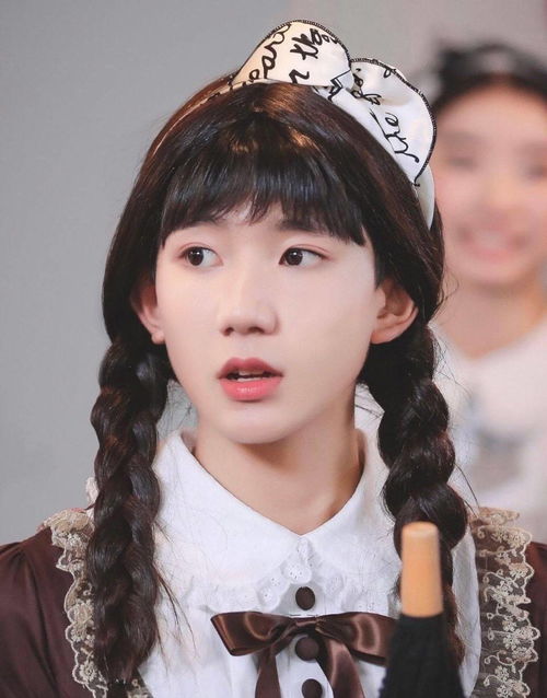 王俊凱玩幼稚游戲坐姿大爺化，網友直呼接地氣